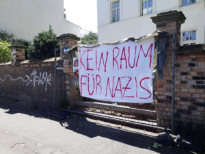 Räume erkämpfen: Banner gegenüber des Platzes an der Keupstraße in Köln, wo die Umsetzung eines antirassistisches Mahnmals gefordert wird (C: Bengü-Kocatürk-Schuster)