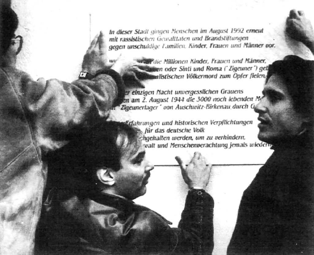 19. Oktober 1992 – Rostock: Aktion in Solidarität mit Überlebenden des Pogroms in Rostock Lichtenhagen. Foto: Hans-Hubertus Brumberg, Quelle: Norddeutsche Neueste Nachrichten vom 20.10.1992